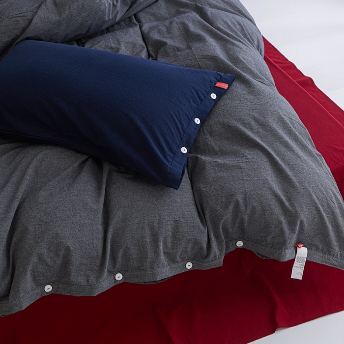 91家纺网 家纺一手货源 找家纺 安莱生活 水洗棉全棉色经色纬高支高密纽扣款工艺混搭拼色四件套（系列一） 深灰+大红（藏青藏青）