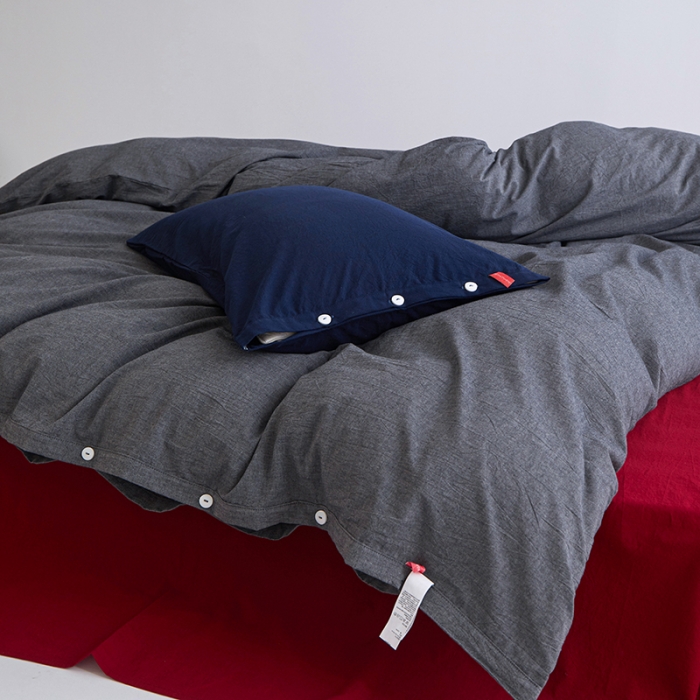 91家纺网 家纺一手货源 找家纺 安莱生活 水洗棉全棉色经色纬高支高密纽扣款工艺混搭拼色四件套（系列一） 深灰+大红（藏青藏青）