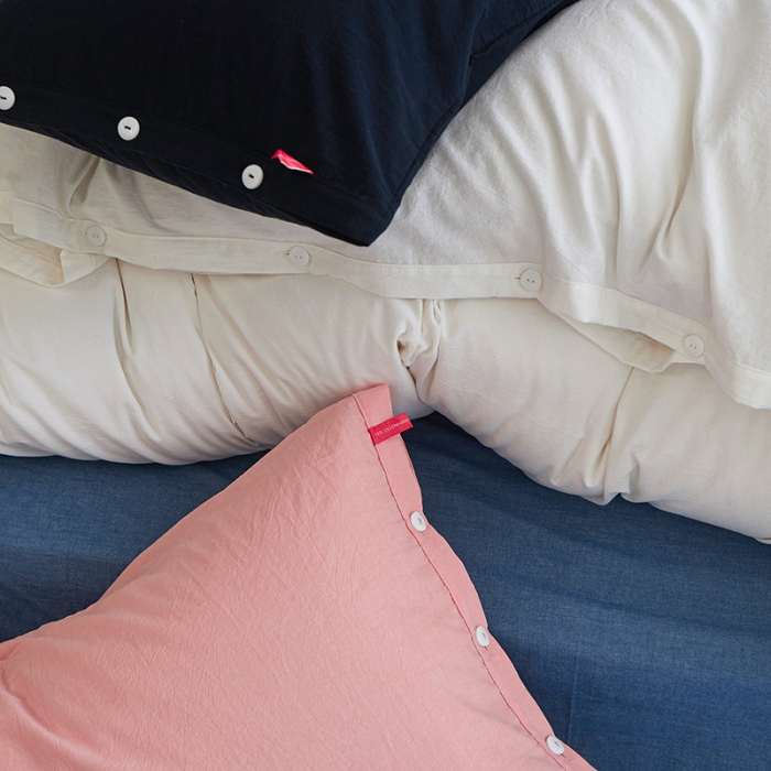 91家纺网 家纺一手货源 找家纺 水洗棉全棉纽扣款工艺混搭拼色四件套（系列一） 盐白+深蓝（嫩粉炭黑）