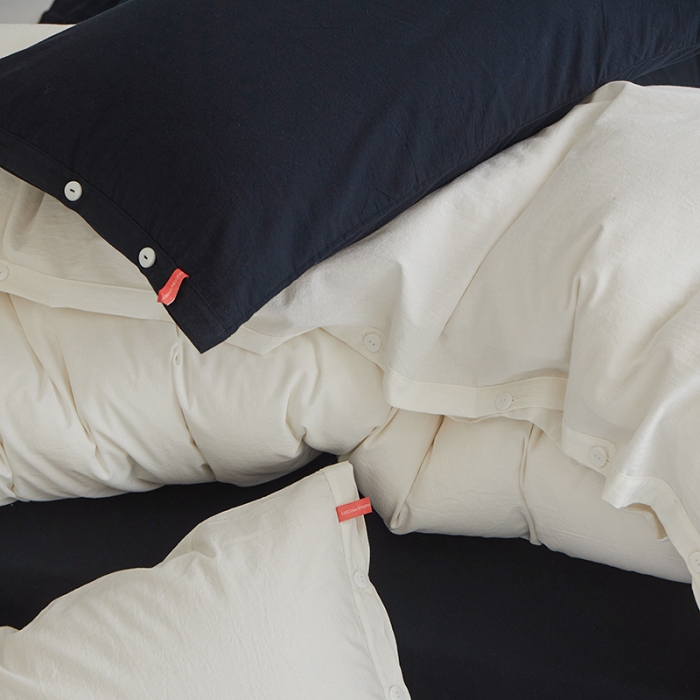 91家纺网 家纺一手货源 找家纺 水洗棉全棉纽扣款工艺混搭拼色四件套（系列一） 盐白+炭黑（盐白炭黑）