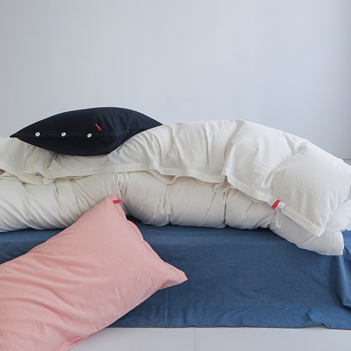 91家纺网 家纺一手货源 找家纺 水洗棉全棉纽扣款工艺混搭拼色四件套（系列一） 盐白+深蓝（嫩粉炭黑）