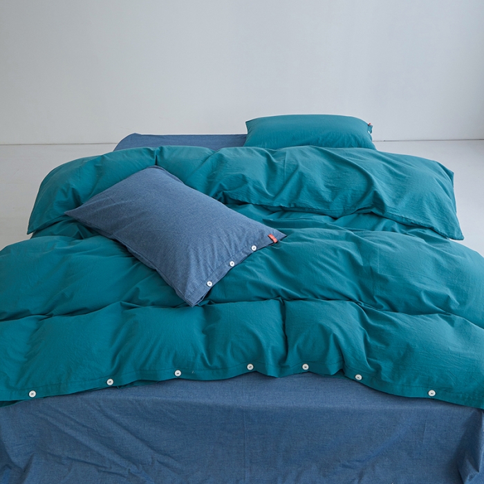 91家纺网 家纺一手货源 找家纺 水洗棉全棉纽扣款工艺混搭拼色四件套（系列一） 筠雾+深蓝（筠雾深蓝）