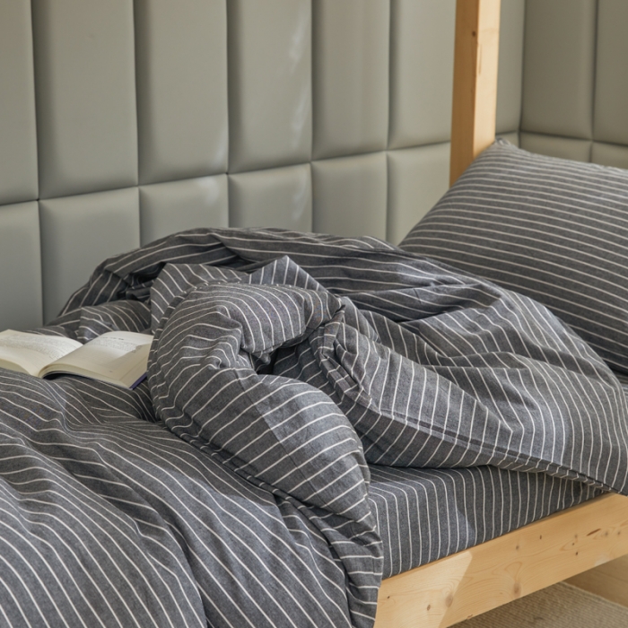 91家纺网 家纺一手货源 找家纺 柠萌 A类全棉色织水洗棉简约条纹格子学生季宿舍上下铺三件套 深灰细条
