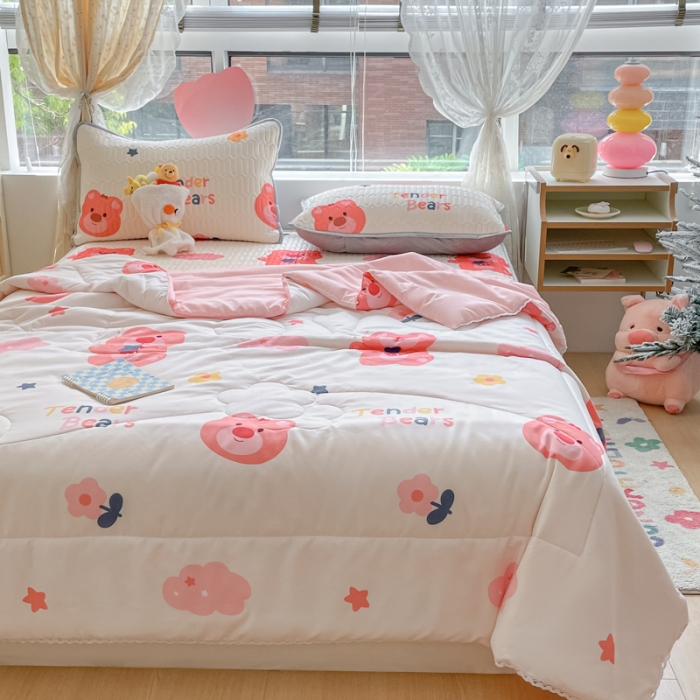 91家纺网 家纺一手货源 找家纺 慕尚 2025新款乳胶凉席水洗棉夏被三件套四件套 草莓熊