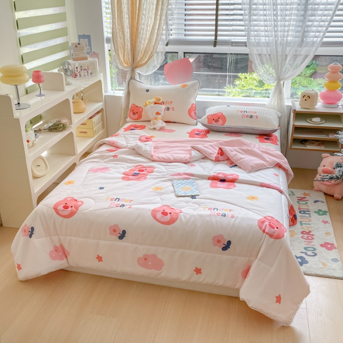 91家纺网 家纺一手货源 找家纺 慕尚 2025新款乳胶凉席水洗棉夏被三件套四件套 草莓熊