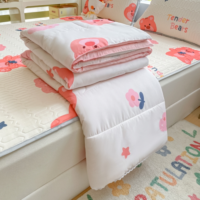 91家纺网 家纺一手货源 找家纺 慕尚 2025新款乳胶凉席水洗棉夏被三件套四件套 草莓熊