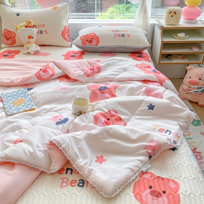 91家纺网 家纺一手货源 找家纺 慕尚 2025新款乳胶凉席水洗棉夏被三件套四件套 草莓熊