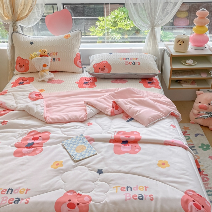 91家纺网 家纺一手货源 找家纺 慕尚 2025新款乳胶凉席水洗棉夏被三件套四件套 草莓熊