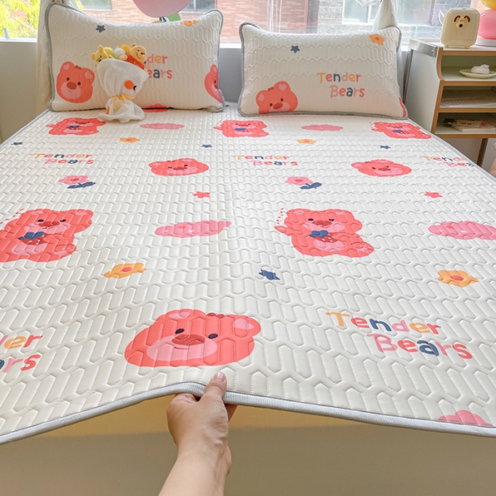 91家纺网 家纺一手货源 找家纺 慕尚 2025新款乳胶凉席水洗棉夏被三件套四件套 草莓熊