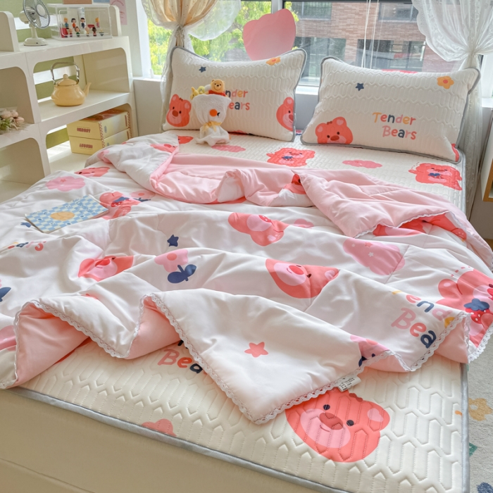 91家纺网 家纺一手货源 找家纺 慕尚 2025新款乳胶凉席水洗棉夏被三件套四件套 草莓熊