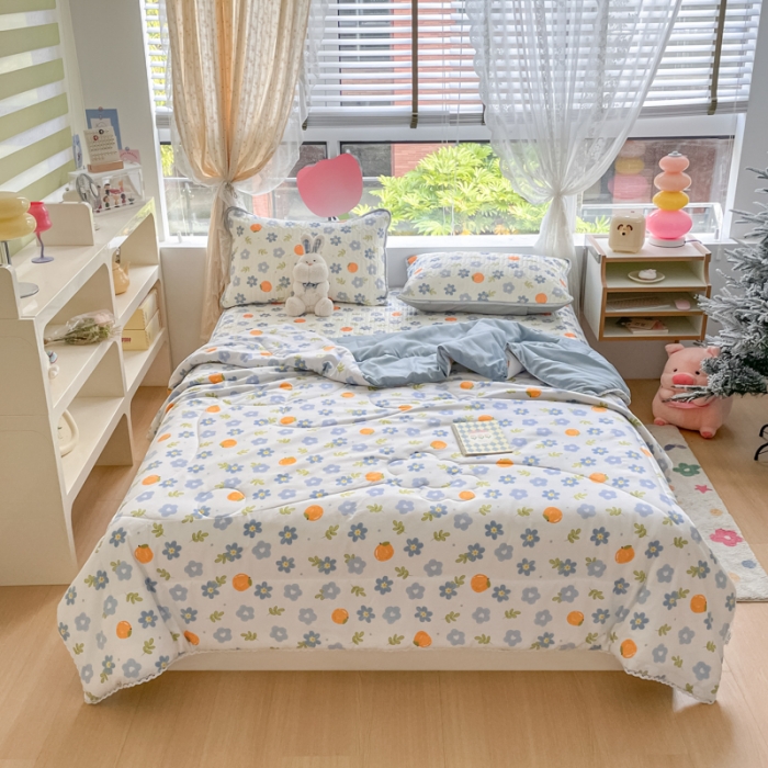 91家纺网 家纺一手货源 找家纺 慕尚 2025新款乳胶凉席水洗棉夏被三件套四件套 橘子小花