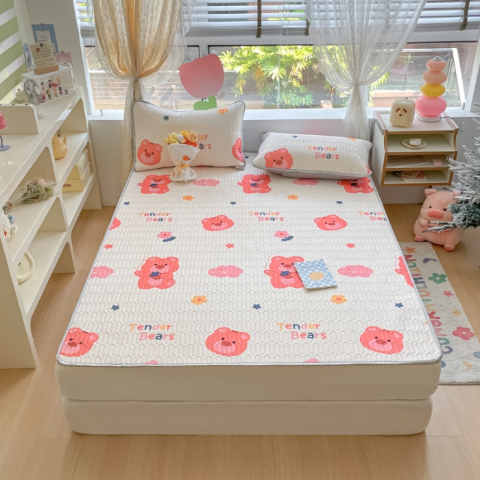 91家纺网 家纺一手货源 找家纺 慕尚 2025新款乳胶凉席水洗棉夏被三件套四件套 草莓熊