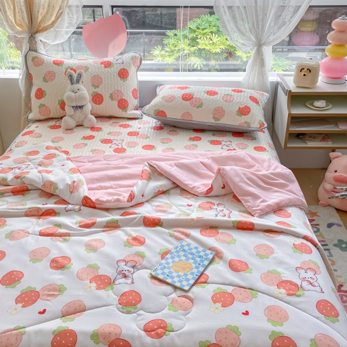 91家纺网 家纺一手货源 找家纺 慕尚 2025新款乳胶凉席水洗棉夏被三件套四件套 小草莓兔