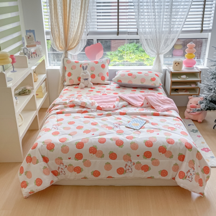 91家纺网 家纺一手货源 找家纺 慕尚 2025新款乳胶凉席水洗棉夏被三件套四件套 小草莓兔