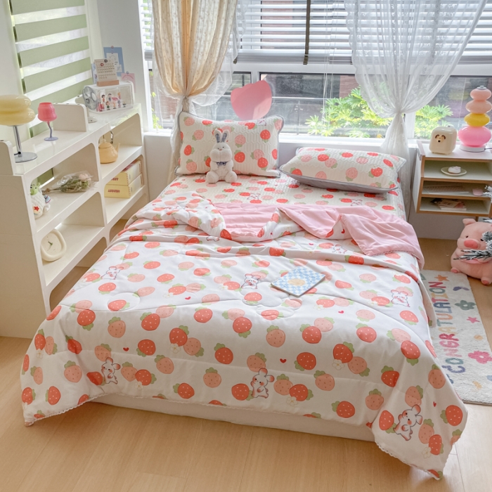 91家纺网 家纺一手货源 找家纺 慕尚 2025新款乳胶凉席水洗棉夏被三件套四件套 小草莓兔