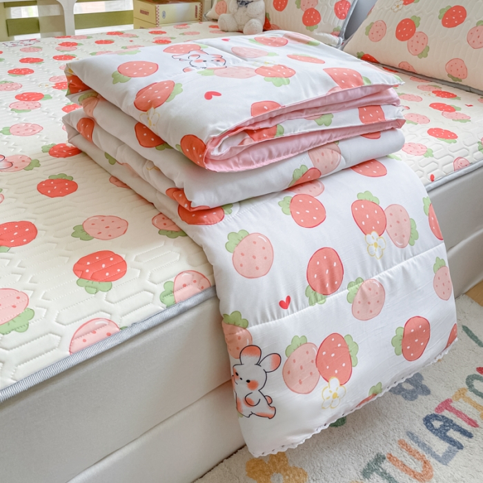91家纺网 家纺一手货源 找家纺 慕尚 2025新款乳胶凉席水洗棉夏被三件套四件套 小草莓兔