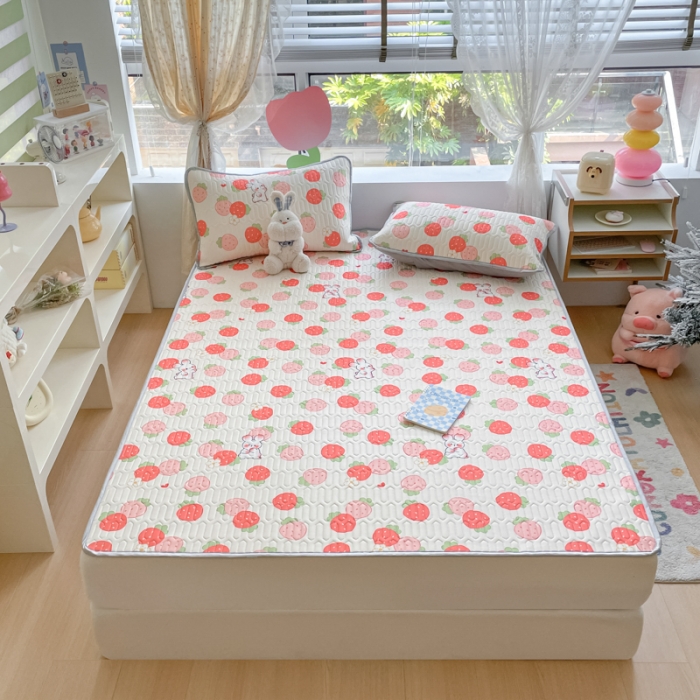 91家纺网 家纺一手货源 找家纺 慕尚 2025新款乳胶凉席水洗棉夏被三件套四件套 小草莓兔