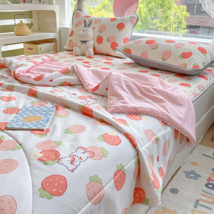 91家纺网 家纺一手货源 找家纺 慕尚 2025新款乳胶凉席水洗棉夏被三件套四件套 小草莓兔