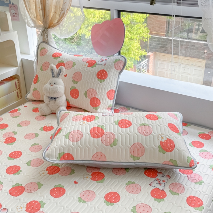 91家纺网 家纺一手货源 找家纺 慕尚 2025新款乳胶凉席水洗棉夏被三件套四件套 小草莓兔