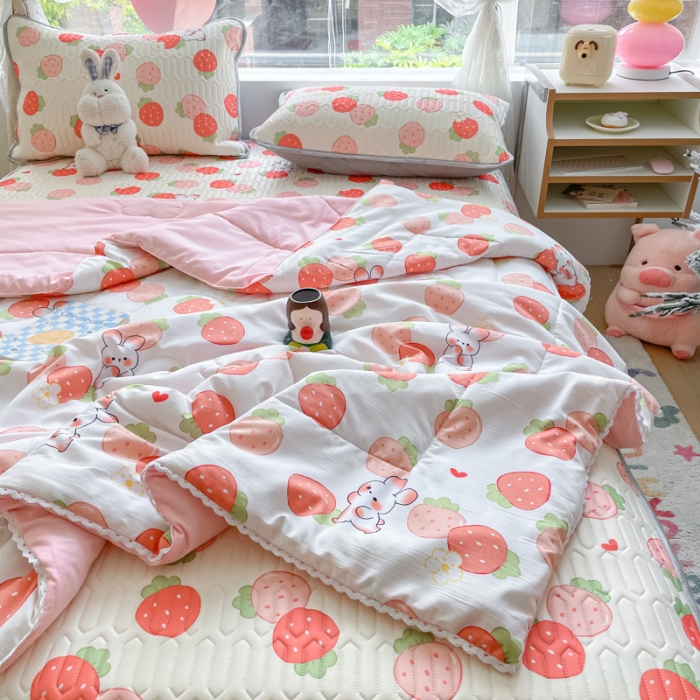 91家纺网 家纺一手货源 找家纺 慕尚 2025新款乳胶凉席水洗棉夏被三件套四件套 小草莓兔