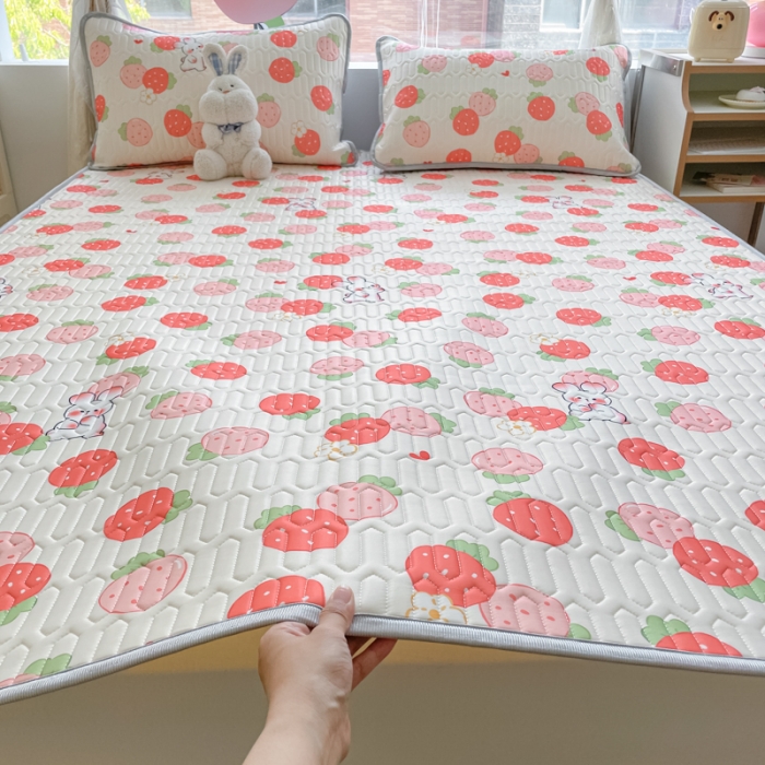 91家纺网 家纺一手货源 找家纺 慕尚 2025新款乳胶凉席水洗棉夏被三件套四件套 小草莓兔