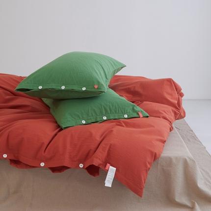 91家纺网 家纺一手货源 找家纺 水洗棉全棉纽扣款工艺混搭拼色四件套（系列二） 砖红+米驼（军绿军绿）