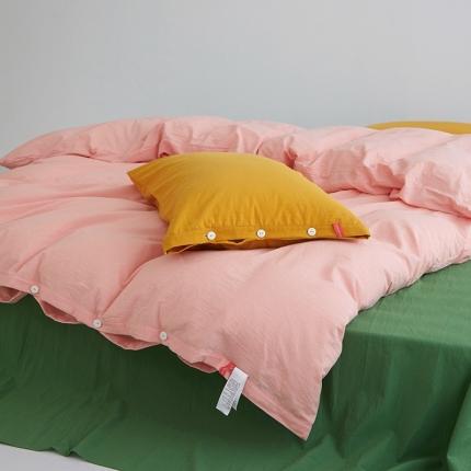 91家纺网 家纺一手货源 找家纺 水洗棉全棉纽扣款工艺混搭拼色四件套（系列二） 嫩粉+军绿（姜黄姜黄）