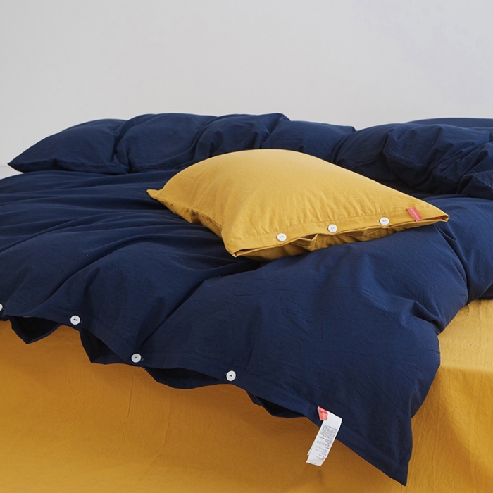 91家纺网 家纺一手货源 找家纺 安莱生活水洗棉全棉色经色纬高支高密纽扣款工艺混搭拼色四件套（系列二） 藏青+姜黄（藏青姜黄）