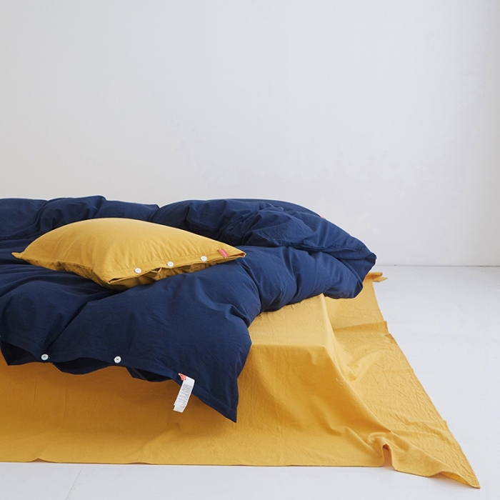91家纺网 家纺一手货源 找家纺 安莱生活水洗棉全棉色经色纬高支高密纽扣款工艺混搭拼色四件套（系列二） 藏青+姜黄（藏青姜黄）
