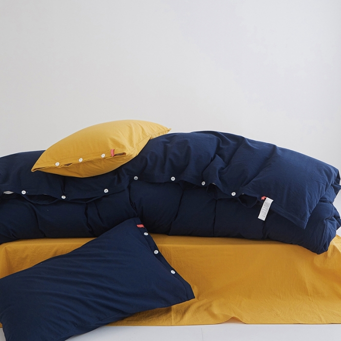 91家纺网 家纺一手货源 找家纺 安莱生活水洗棉全棉色经色纬高支高密纽扣款工艺混搭拼色四件套（系列二） 藏青+姜黄（藏青姜黄）
