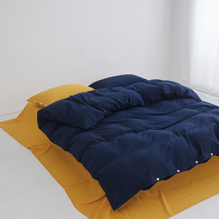 91家纺网 家纺一手货源 找家纺 安莱生活水洗棉全棉色经色纬高支高密纽扣款工艺混搭拼色四件套（系列二） 藏青+姜黄（藏青姜黄）