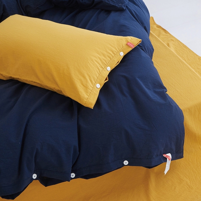 91家纺网 家纺一手货源 找家纺 安莱生活水洗棉全棉色经色纬高支高密纽扣款工艺混搭拼色四件套（系列二） 藏青+姜黄（藏青姜黄）