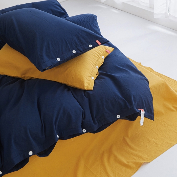 91家纺网 家纺一手货源 找家纺 安莱生活水洗棉全棉色经色纬高支高密纽扣款工艺混搭拼色四件套（系列二） 藏青+姜黄（藏青姜黄）