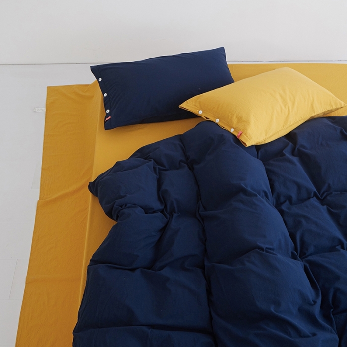 91家纺网 家纺一手货源 找家纺 安莱生活水洗棉全棉色经色纬高支高密纽扣款工艺混搭拼色四件套（系列二） 藏青+姜黄（藏青姜黄）
