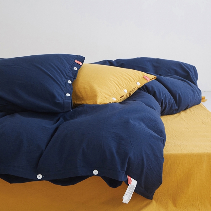 91家纺网 家纺一手货源 找家纺 安莱生活水洗棉全棉色经色纬高支高密纽扣款工艺混搭拼色四件套（系列二） 藏青+姜黄（藏青姜黄）