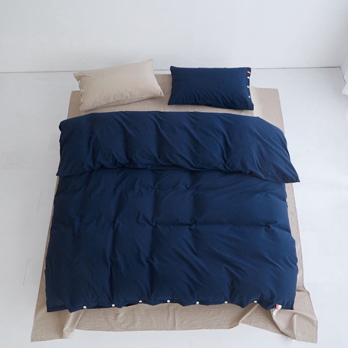 91家纺网 家纺一手货源 找家纺 安莱生活水洗棉全棉色经色纬高支高密纽扣款工艺混搭拼色四件套（系列二） 藏青+卡其（藏青卡其）