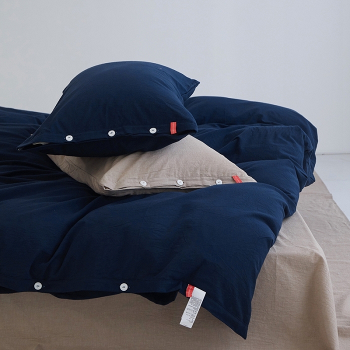 91家纺网 家纺一手货源 找家纺 安莱生活水洗棉全棉色经色纬高支高密纽扣款工艺混搭拼色四件套（系列二） 藏青+卡其（藏青卡其）