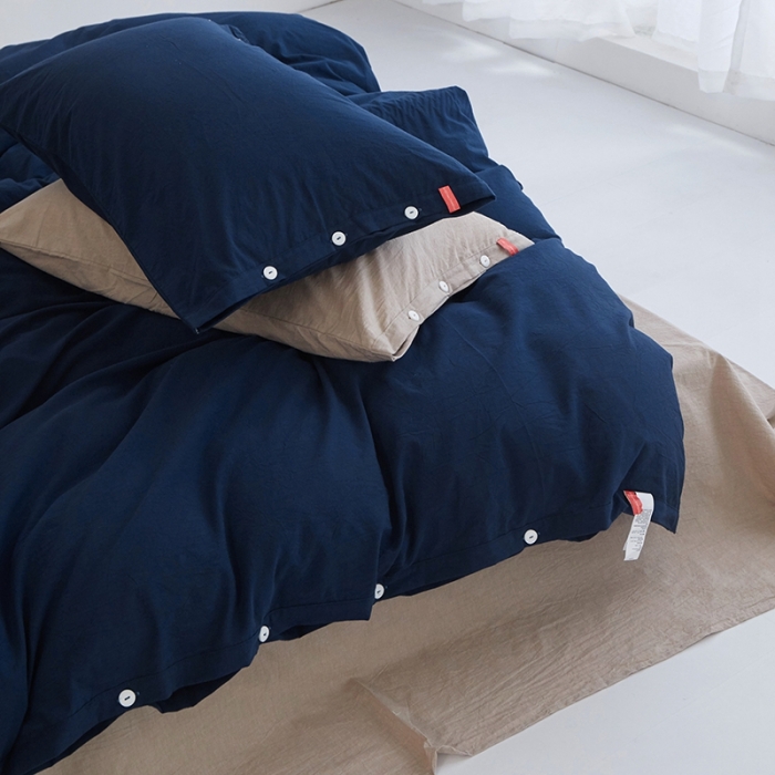 91家纺网 家纺一手货源 找家纺 安莱生活水洗棉全棉色经色纬高支高密纽扣款工艺混搭拼色四件套（系列二） 藏青+卡其（藏青卡其）