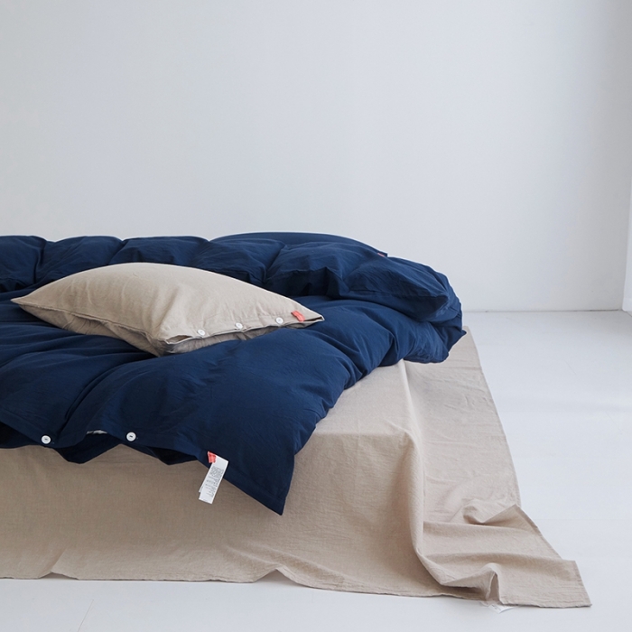 91家纺网 家纺一手货源 找家纺 安莱生活水洗棉全棉色经色纬高支高密纽扣款工艺混搭拼色四件套（系列二） 藏青+卡其（藏青卡其）