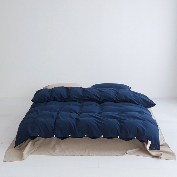 91家纺网 家纺一手货源 找家纺 安莱生活水洗棉全棉色经色纬高支高密纽扣款工艺混搭拼色四件套（系列二） 藏青+卡其（藏青卡其）