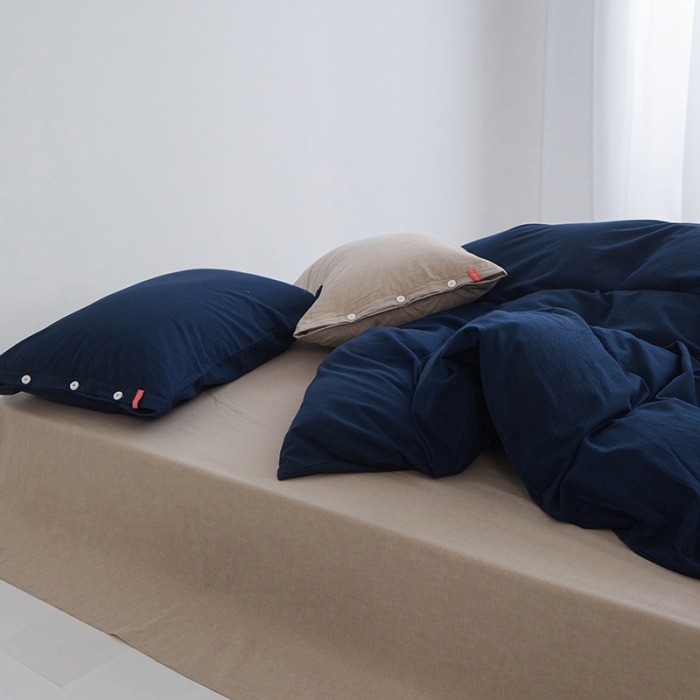 91家纺网 家纺一手货源 找家纺 安莱生活水洗棉全棉色经色纬高支高密纽扣款工艺混搭拼色四件套（系列二） 藏青+卡其（藏青卡其）