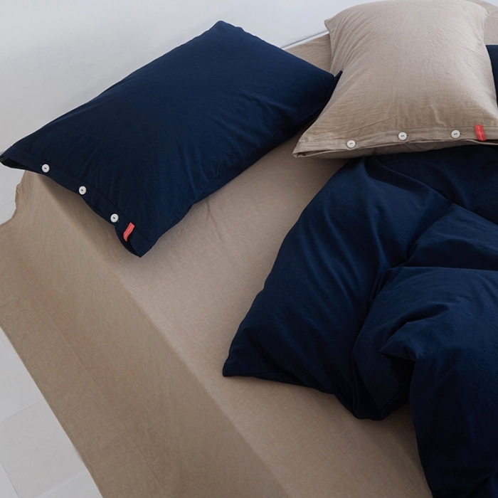 91家纺网 家纺一手货源 找家纺 安莱生活水洗棉全棉色经色纬高支高密纽扣款工艺混搭拼色四件套（系列二） 藏青+卡其（藏青卡其）