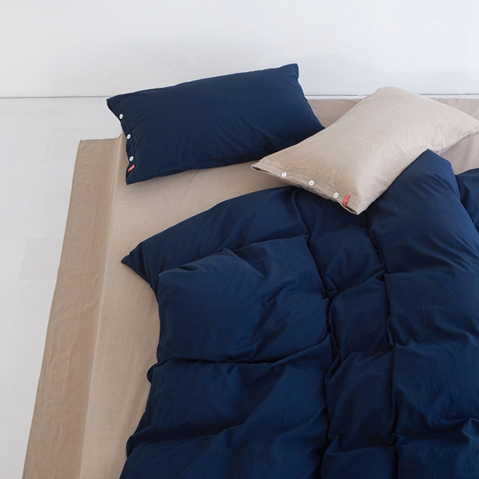 91家纺网 家纺一手货源 找家纺 安莱生活水洗棉全棉色经色纬高支高密纽扣款工艺混搭拼色四件套（系列二） 藏青+卡其（藏青卡其）