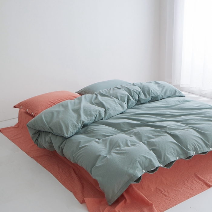 91家纺网 家纺一手货源 找家纺 安莱生活水洗棉全棉色经色纬高支高密纽扣款工艺混搭拼色四件套（系列二） 灰绿+橘红（灰绿橘红）