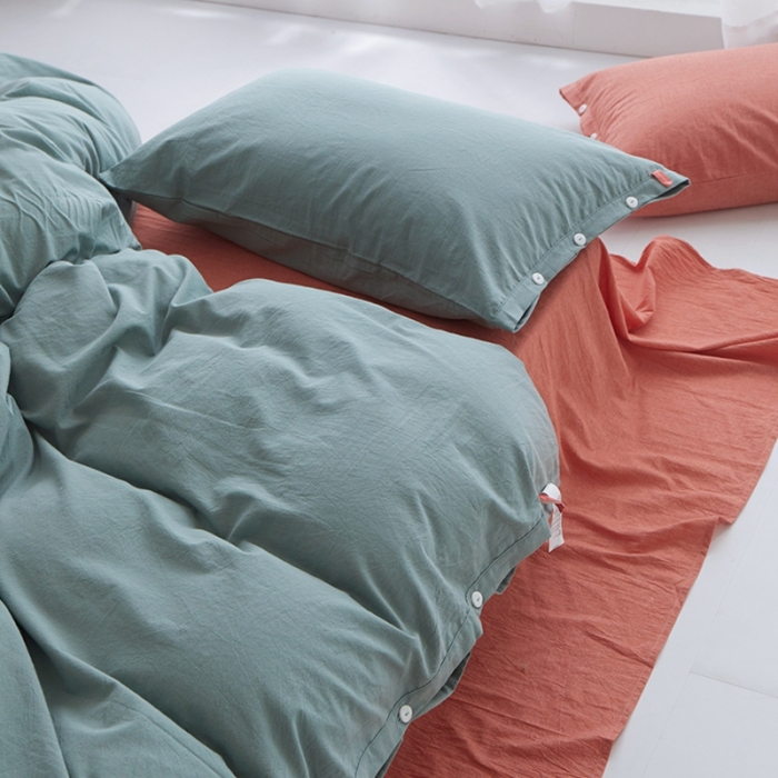 91家纺网 家纺一手货源 找家纺 安莱生活水洗棉全棉色经色纬高支高密纽扣款工艺混搭拼色四件套（系列二） 灰绿+橘红（灰绿橘红）