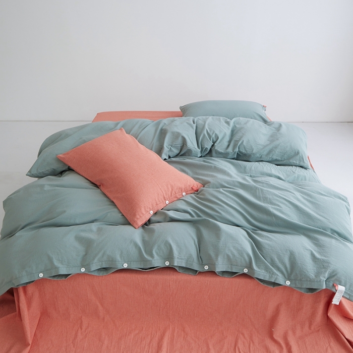 91家纺网 家纺一手货源 找家纺 安莱生活水洗棉全棉色经色纬高支高密纽扣款工艺混搭拼色四件套（系列二） 灰绿+橘红（灰绿橘红）