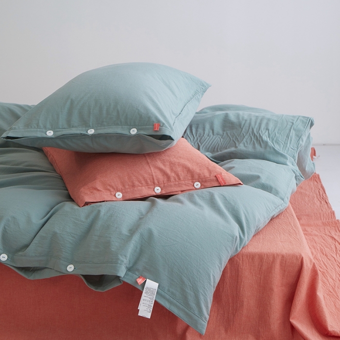 91家纺网 家纺一手货源 找家纺 安莱生活水洗棉全棉色经色纬高支高密纽扣款工艺混搭拼色四件套（系列二） 灰绿+橘红（灰绿橘红）