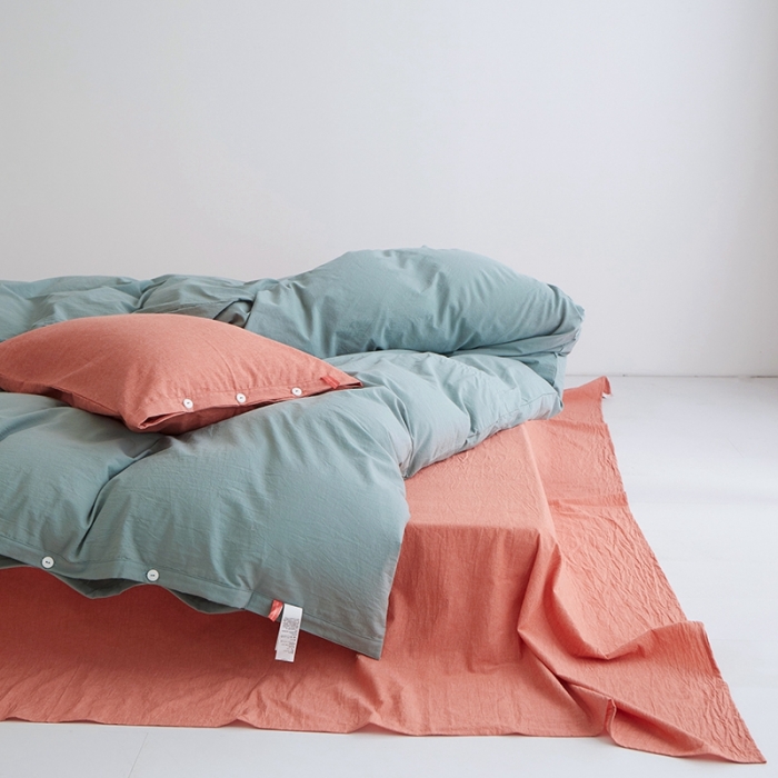 91家纺网 家纺一手货源 找家纺 安莱生活水洗棉全棉色经色纬高支高密纽扣款工艺混搭拼色四件套（系列二） 灰绿+橘红（灰绿橘红）