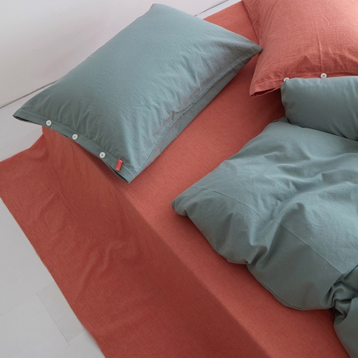 91家纺网 家纺一手货源 找家纺 安莱生活水洗棉全棉色经色纬高支高密纽扣款工艺混搭拼色四件套（系列二） 灰绿+橘红（灰绿橘红）