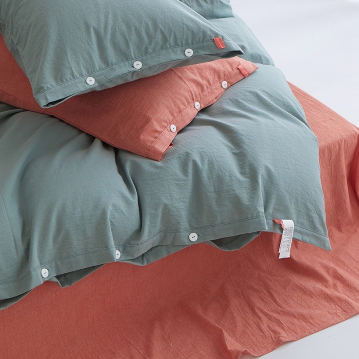 91家纺网 家纺一手货源 找家纺 安莱生活水洗棉全棉色经色纬高支高密纽扣款工艺混搭拼色四件套（系列二） 灰绿+橘红（灰绿橘红）